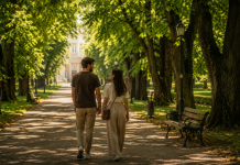 Ce faci în Iași fără bani: o zi întreagă de trăit, fără un leu cheltuit Ce faci în Iași fără bani — tânăr cuplu plimbându-se relaxat pe o alee umbrită din Parcul Copou