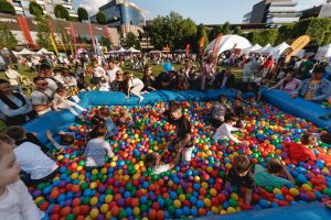 Senzoria Family Fest 2026 — copii și părinți la activități în Grădina Palas Iași