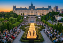 Prezentare de modă Romanian Fashion Week în Grădinile Palas la asfințit, cu Palatul Culturii luminate în fundal și public numeros, ilustrând lucruri de făcut seara în Iași.