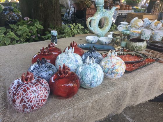 T&acirc;rgul Cucuteni 5000 &ndash; ornamente din ceramică colorată expuse sub corturile din Copou