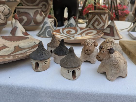 T&acirc;rgul Cucuteni 5000 &ndash; decorațiuni tradiționale cu motive populare, expuse &icirc;n Copou