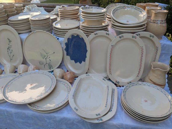 T&acirc;rgul Cucuteni 5000 &ndash; vase din ceramică smălțuită aliniate la stand, Parcul Copou Iași
