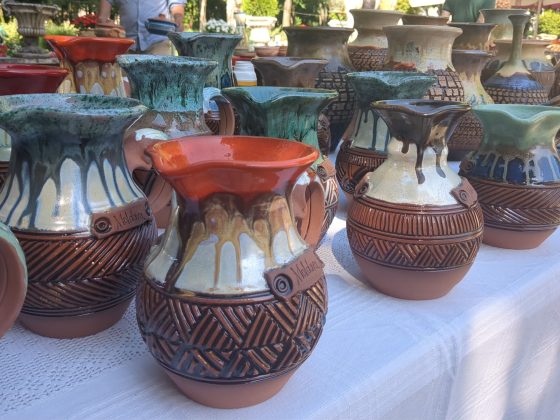 T&acirc;rgul Cucuteni 5000 &ndash; obiecte decorative din ceramică albă pictată floral, Copou Iași