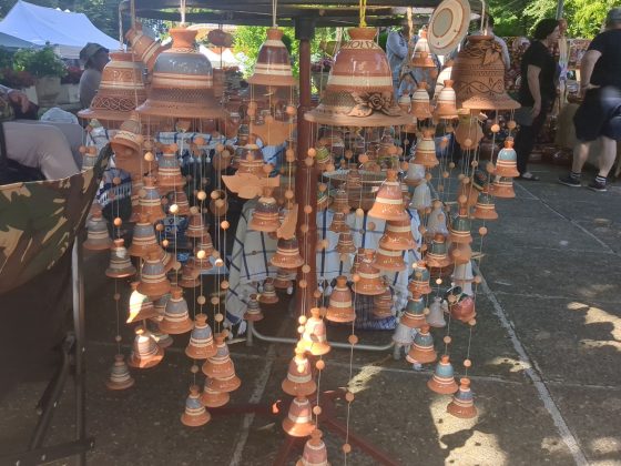 T&acirc;rgul Cucuteni 5000 &ndash; clopoței din ceramică suspendați la un stand, Parcul Copou Iași