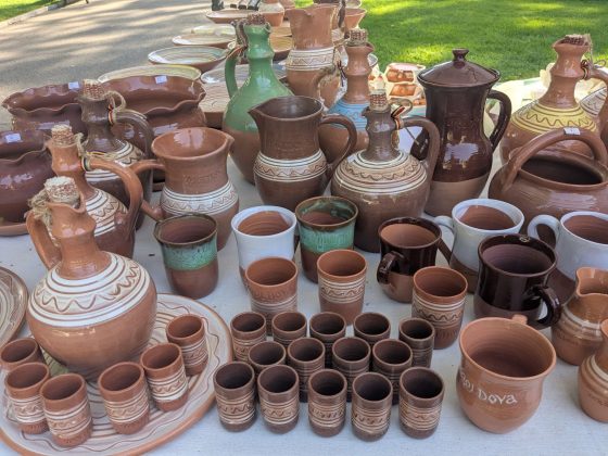 T&acirc;rgul Cucuteni 5000 &ndash; vaze din ceramică pictată cu motive florale, Parcul Copou Iași