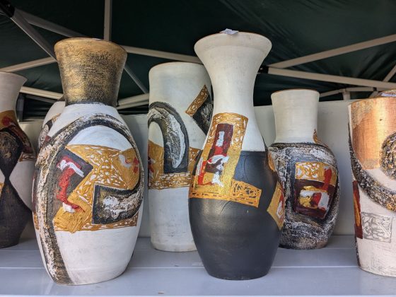 T&acirc;rgul Cucuteni 5000 &ndash; vaze pictate &icirc;n stil tradițional rom&acirc;nesc, motive abstracte
