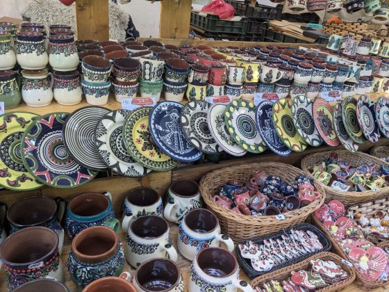 T&acirc;rgul Cucuteni 5000 &ndash; figurine din lut inspirate din iconografia populară rom&acirc;nească