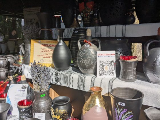T&acirc;rgul Cucuteni 5000 &ndash; vaze mari smălțuite &icirc;n nuanțe de negru, expuse &icirc;n Copou
