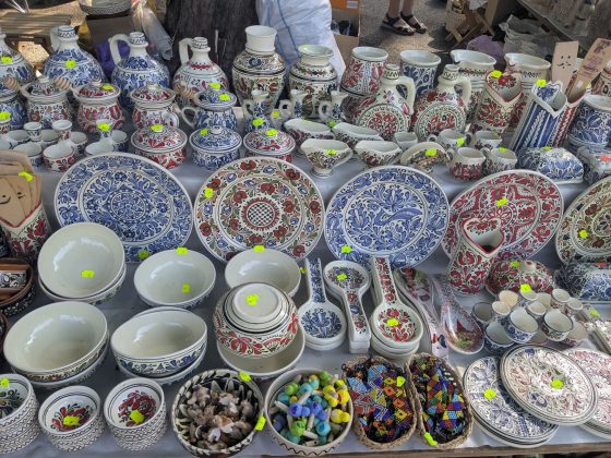T&acirc;rgul Cucuteni 5000 &ndash; farfurii decorative pictate cu motive populare, expuse &icirc;n Copou