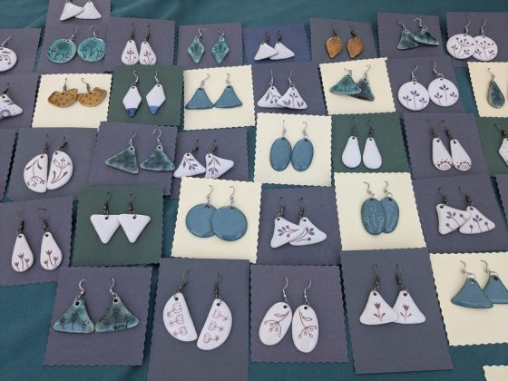 T&acirc;rgul Cucuteni 5000 &ndash; bijuterii artizanale handmade expuse la un stand din Parcul Copou Iași