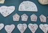 Târgul Cucuteni 5000 – obiecte din ceramică tradițională și decorațiuni expuse la stand în Parcul Copou Iași