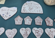 Târgul Cucuteni 5000 – obiecte din ceramică tradițională și decorațiuni expuse la stand în Parcul Copou Iași