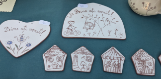 Târgul Cucuteni 5000 – obiecte din ceramică tradițională și decorațiuni expuse la stand în Parcul Copou Iași