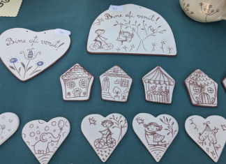 Târgul Cucuteni 5000 – obiecte din ceramică tradițională și decorațiuni expuse la stand în Parcul Copou Iași
