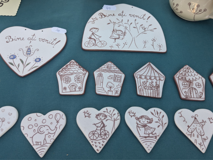 Târgul Cucuteni 5000 – obiecte din ceramică tradițională și decorațiuni expuse la stand în Parcul Copou Iași