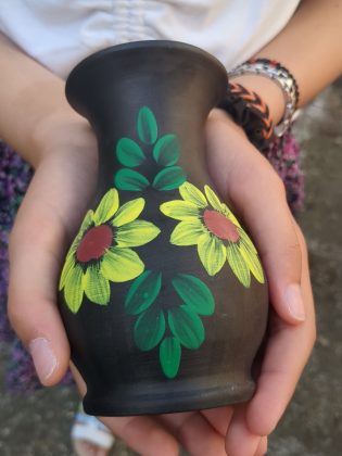 Targul-cucuteni-5000-vaza-in-maini-de-copil